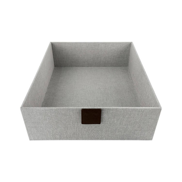 CAJA ORGANIZADORA LOW CUBIERTA CON TELA GRÍS LINO Y CON LENGÜETA DE CUERO