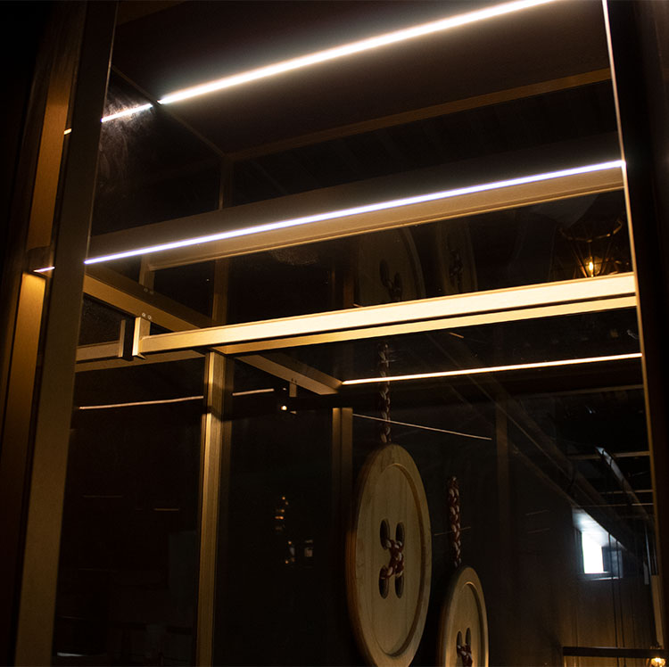 ARMARIO DE ALUMINIO/CRISTAL CON LUZ LED NEGRO (2400×900×550mm)